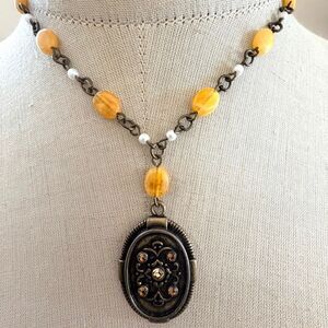 Vintage–Style Yellow Glass Bead & Brass Pendant Necklace 🌼